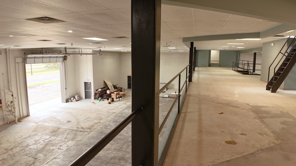 More Photos Of 38450 Tanger Dr, North Branch Service Station For Lease