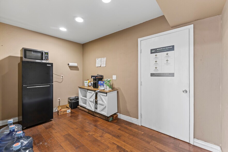 More Photos Of 9243 W Grand Ave, Peoria General Retail For Sale