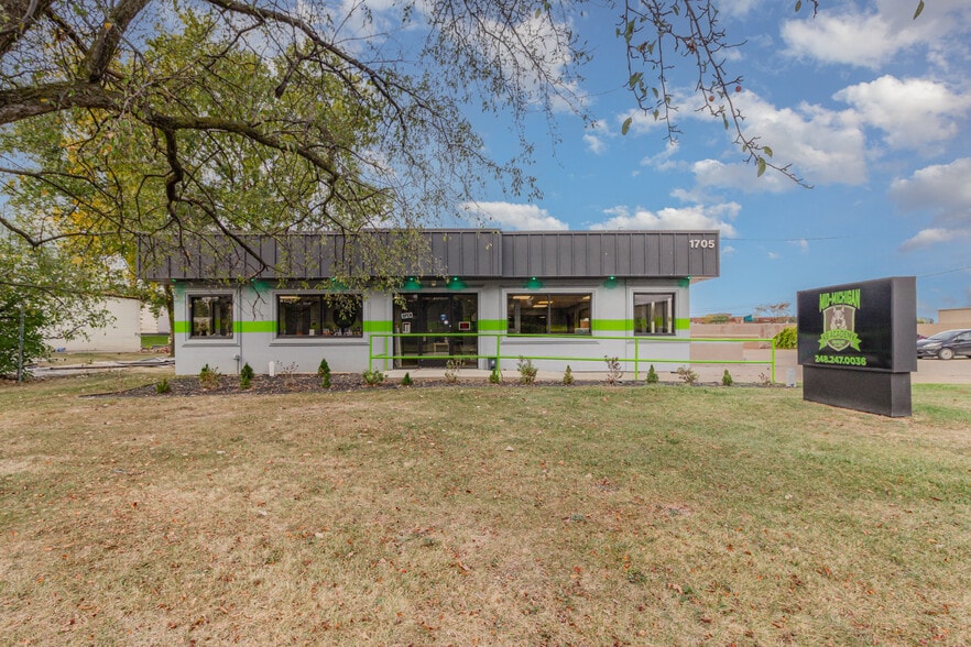 More Photos Of 2412 Midland Rd, Saginaw Service For Sale