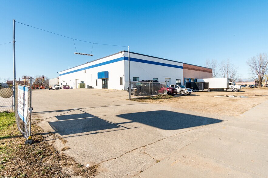 More Photos Of 2809 Larson St, La Crosse Warehouse For Sale