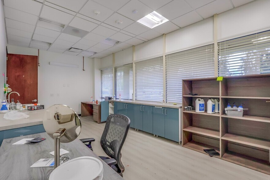 More Photos Of 5947-5951 Variel Ave, Woodland Hills Office For Sale