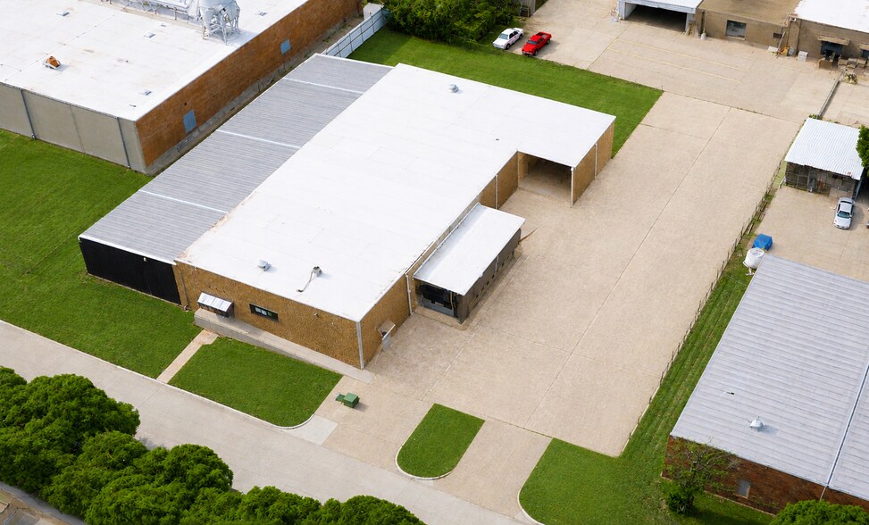 More Photos Of 4529 Gold Rd, Dallas Distribution For Sale