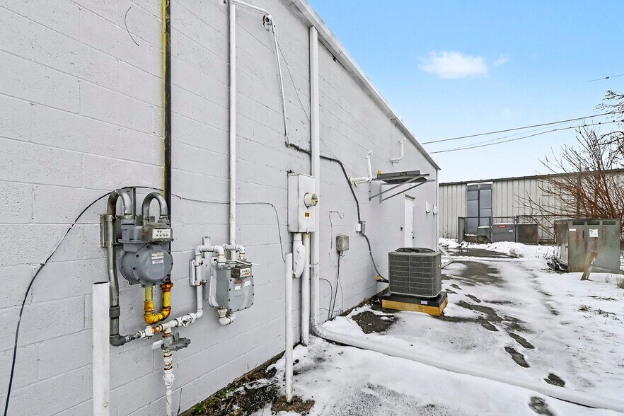 More Photos Of 306 S Cedar St, Mason Freestanding For Lease