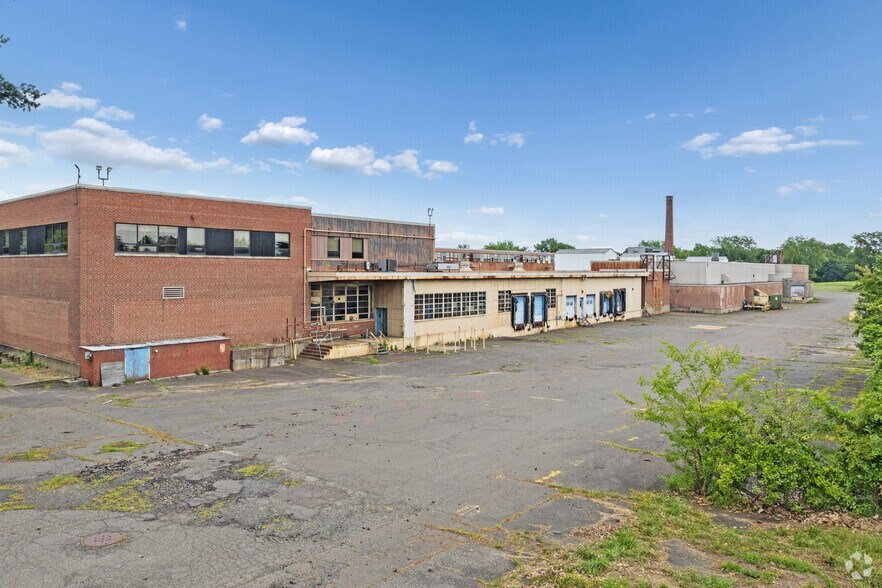 More Photos Of 92 Deerfield Rd, Windsor Unknown For Lease