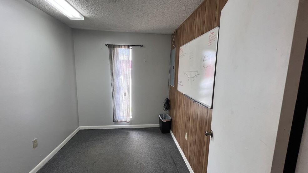 More Photos Of 3419 E Broadway Ave, North Little Rock Service For Lease