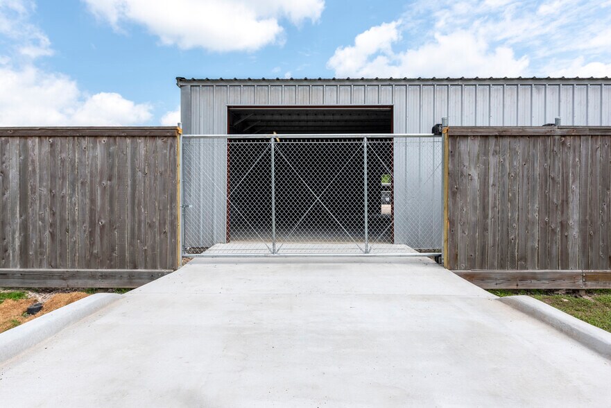 More Photos Of 1618 Callaway Dr, Alvin Warehouse For Lease