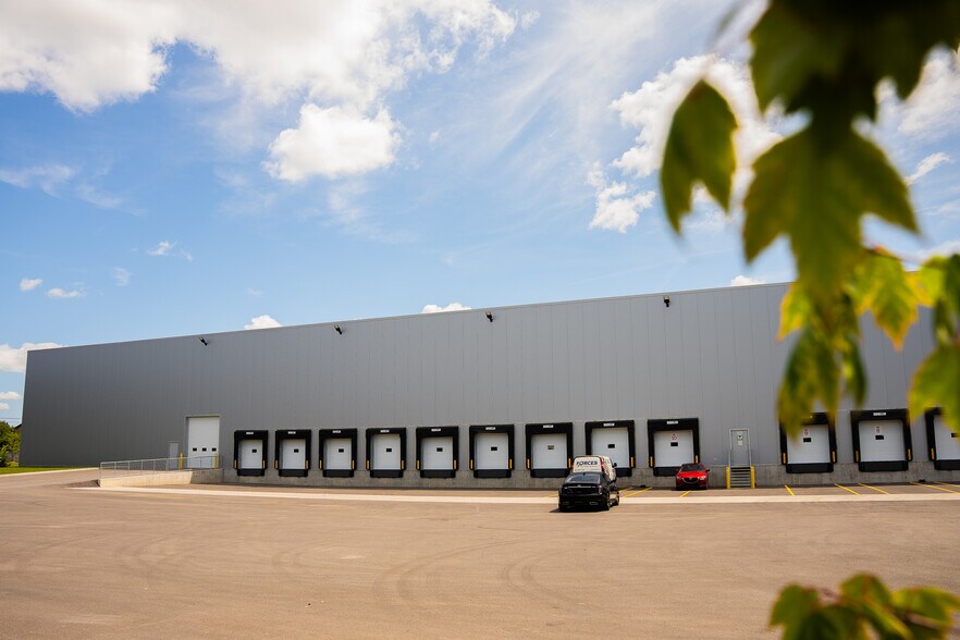 More Photos Of 141 Boul Bellerose O, Laval Warehouse For Lease