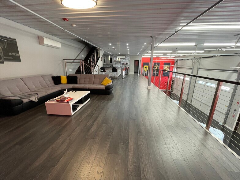 More Photos Of 2220 Ferry Rd, Naperville Showroom For Sale
