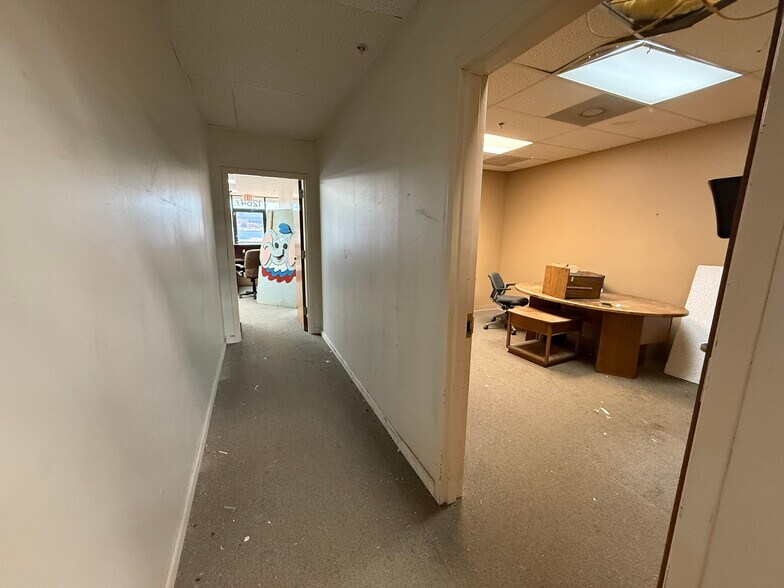 More Photos Of 12635-12651 Hemlock St, Overland Park Showroom For Sale
