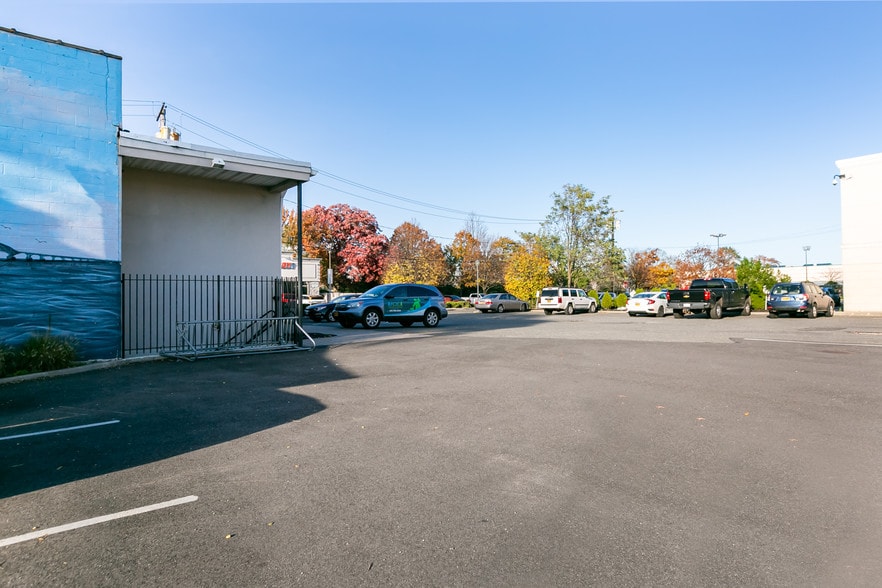 More Photos Of 132 N Wellwood Ave, Lindenhurst Storefront Retail Office For Lease