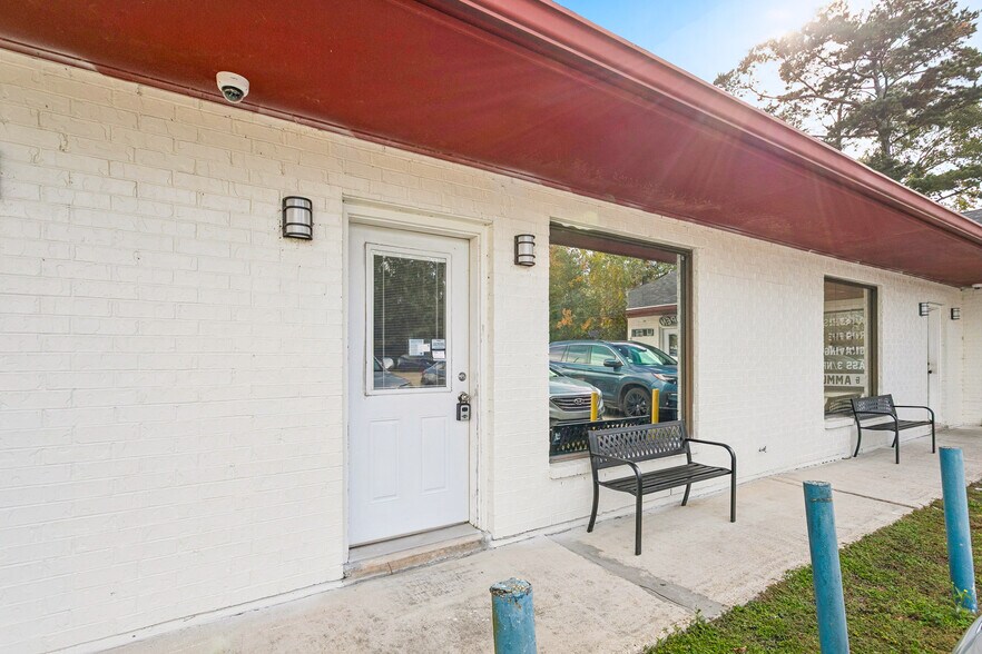 More Photos Of 19352 N 2nd St, Covington Storefront For Lease