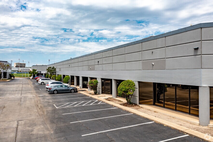 More Photos Of 11803-11889 Starcrest Dr, San Antonio Light Manufacturing For Lease