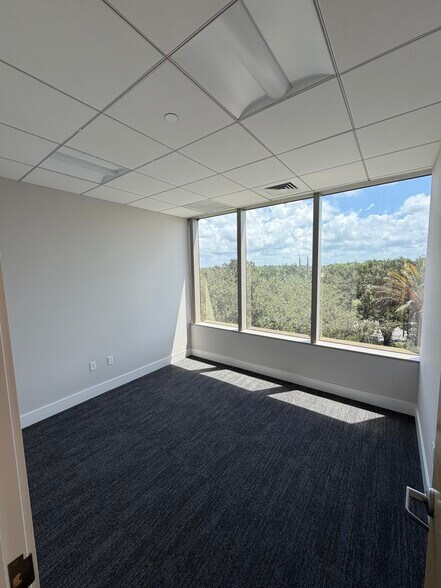More Photos Of 2150 Goodlette-Frank Rd, Naples Office For Lease