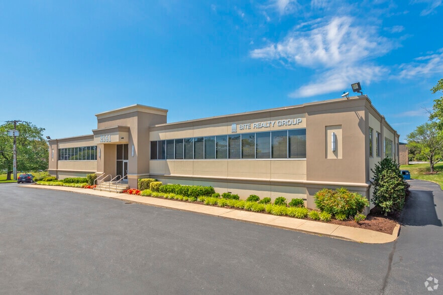 More Photos Of 2141 Industrial Pky, Silver Spring Showroom For Lease