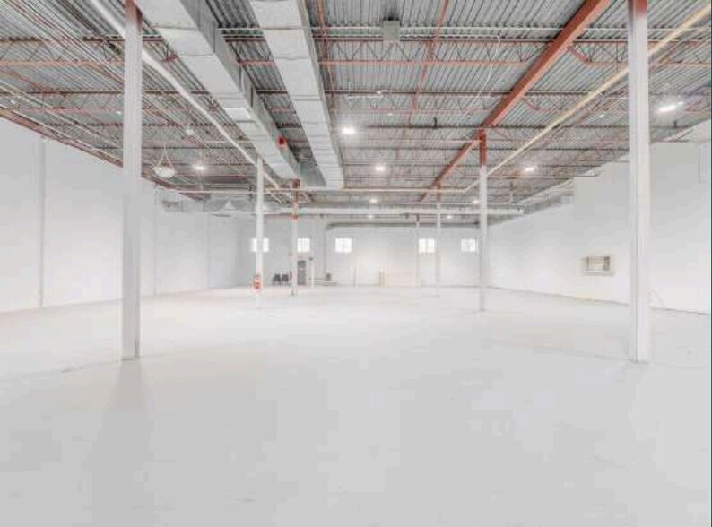 More Photos Of 5655 Rue de Marseille, Montréal Light Distribution For Lease