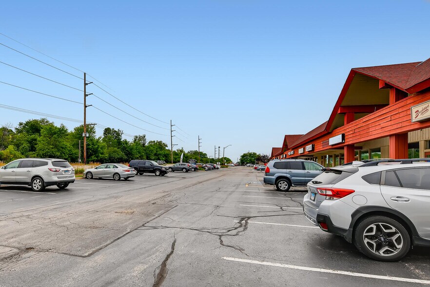 More Photos Of 700-730 S Northwest Hwy, Barrington Unknown For Lease