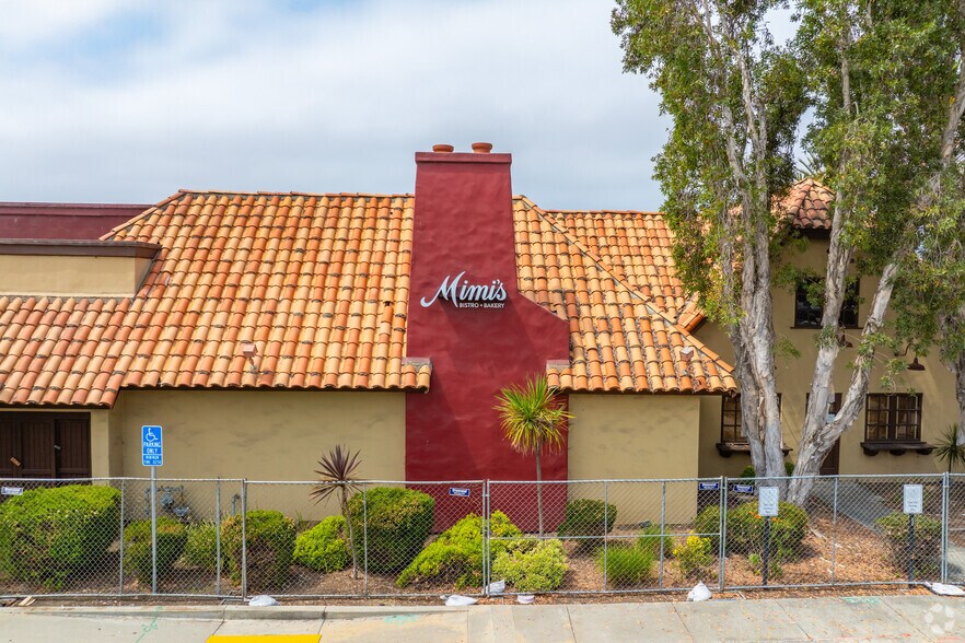 More Photos Of 2177 Vista Way, Oceanside Restaurant For Lease