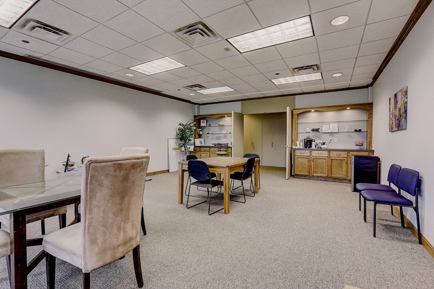 More Photos Of N28W23000 Roundy Dr, Pewaukee Office For Sale