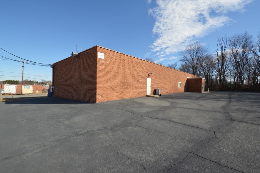 More Photos Of 1023 Chestnut St, Winston-Salem Office For Lease