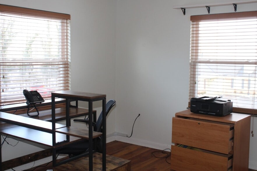 More Photos Of 867 High St, Worthington Office For Lease