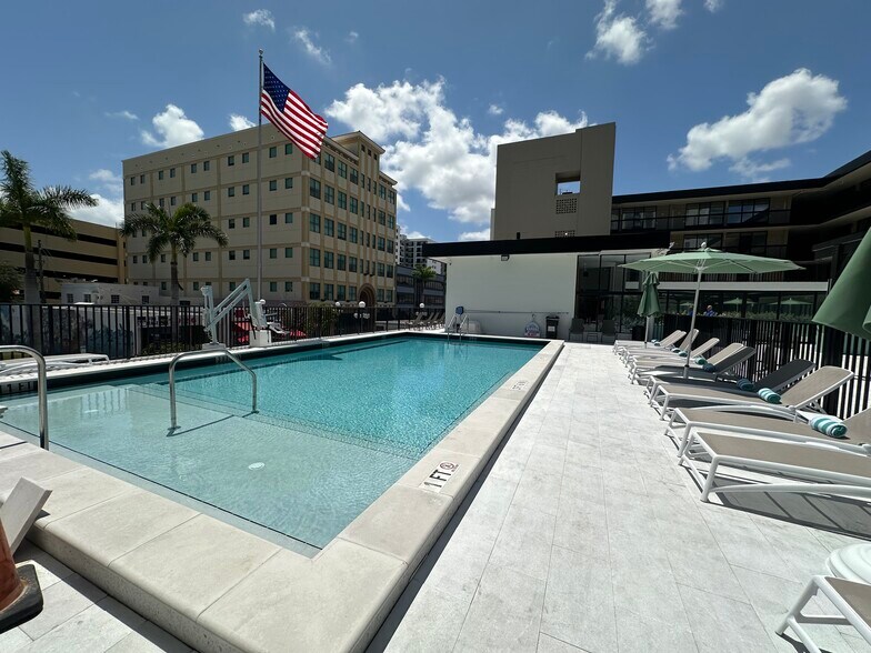 More Photos Of 1925 Harrison St, Hollywood Hotel For Lease