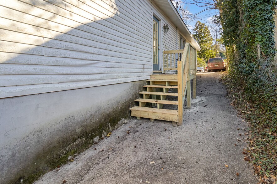 More Photos Of 960 Curry Pl, Macon-Bibb Healthcare For Sale