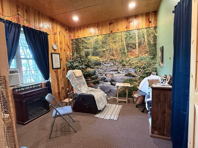 More Photos Of 401 N Busch Ave, Mountain Grove Loft Creative Space For Sale