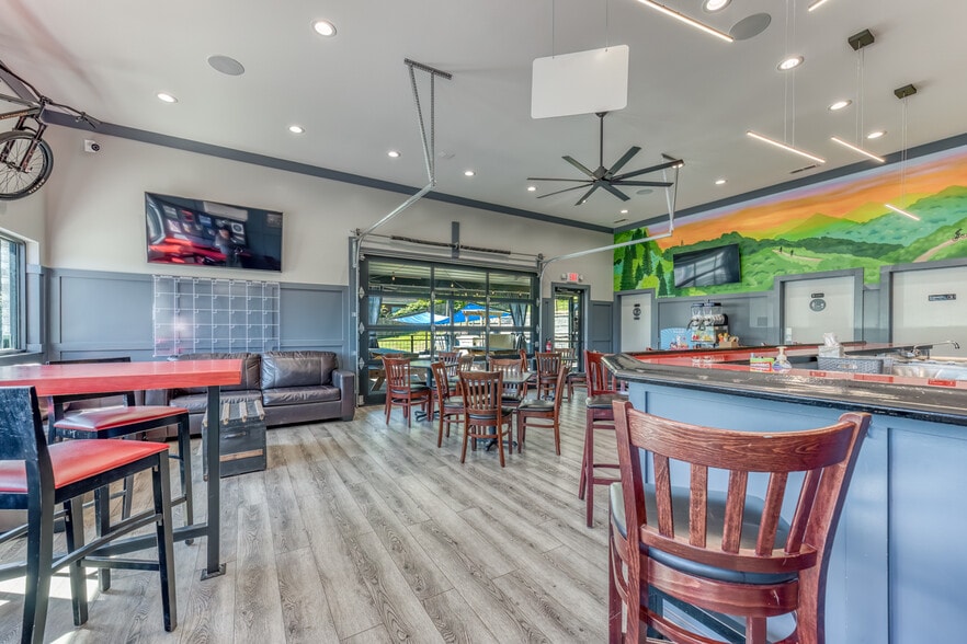 More Photos Of 640 E Maple St, Johnson City Bar For Sale