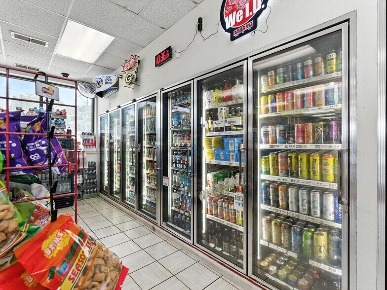 More Photos Of 2115 Main St, Green Bay Service Station For Sale