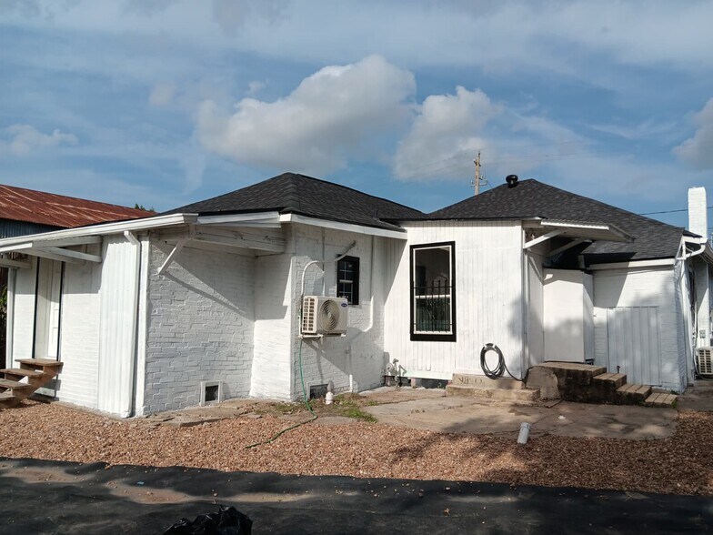 More Photos Of 304 S Lockwood Dr, Houston Storefront Retail Office For Lease