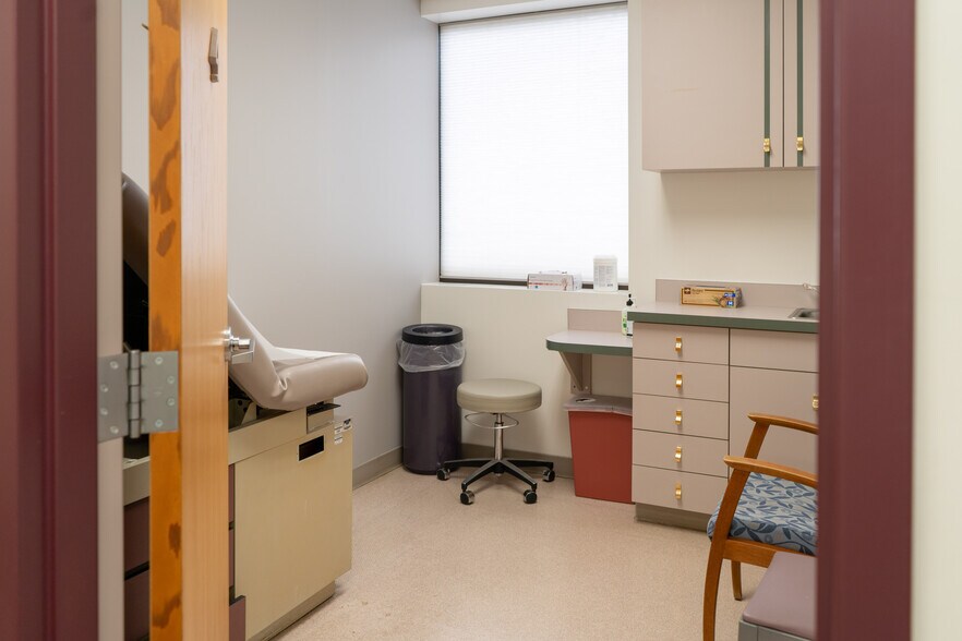 More Photos Of 117 Mary's Ave, Kingston Medical For Sale