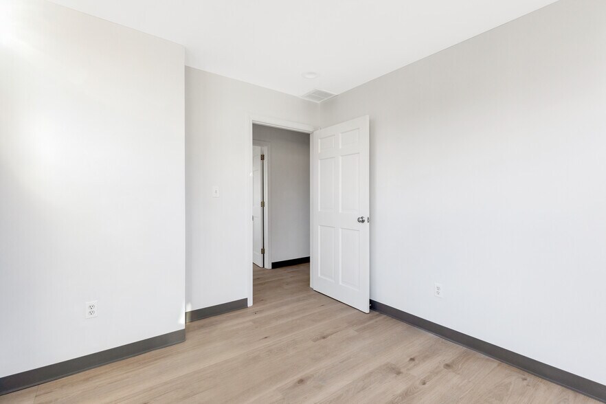 More Photos Of 152 E Main St, Huntington Medical For Lease