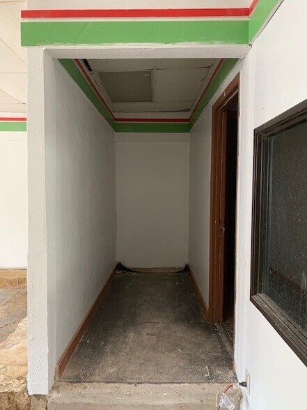 More Photos Of 2706 Samuell Blvd, Dallas Storefront For Lease