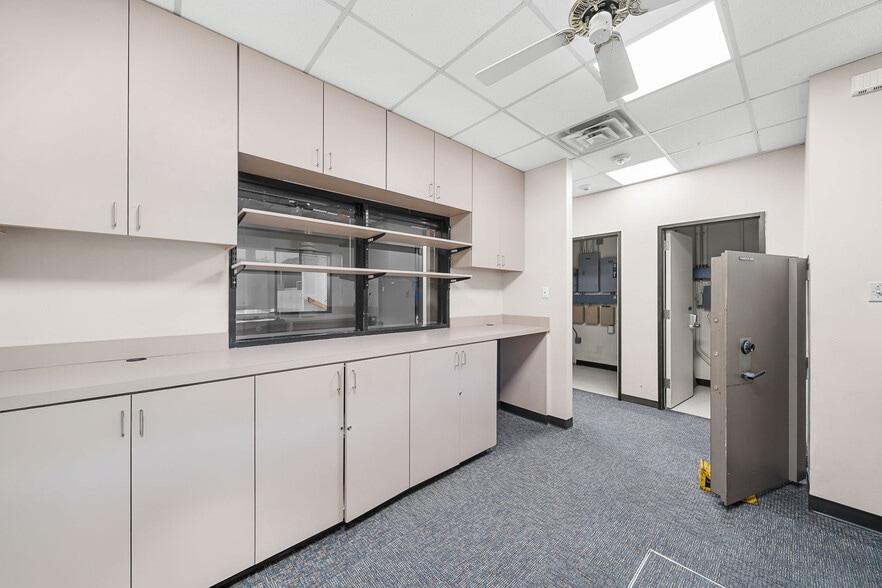 More Photos Of 723 Rollingbrook Dr, Baytown Office For Sale
