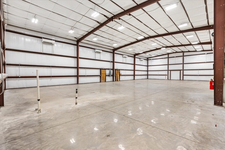 More Photos Of 1818 Greenleaf Ln, Leesburg Warehouse For Lease