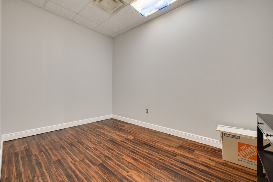 More Photos Of 1015-1033 W Bay Dr, Largo Freestanding For Lease
