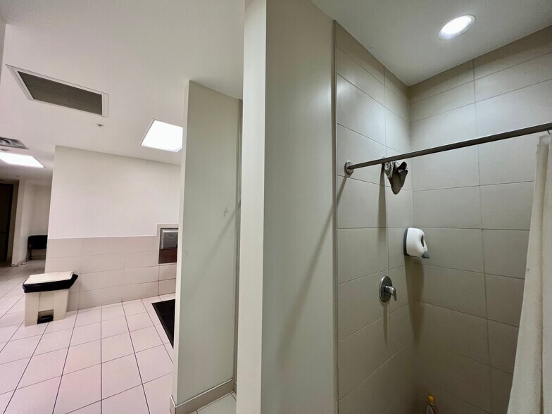 More Photos Of 220 N Sara Rd, Oklahoma City Service For Lease