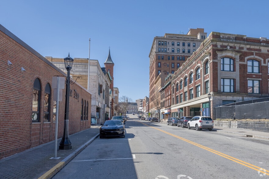 More Photos Of 281 State St, New London Apartments For Lease