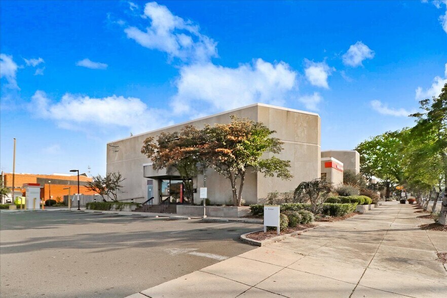 More Photos Of 201 E Market St, Smithfield Bank For Sale