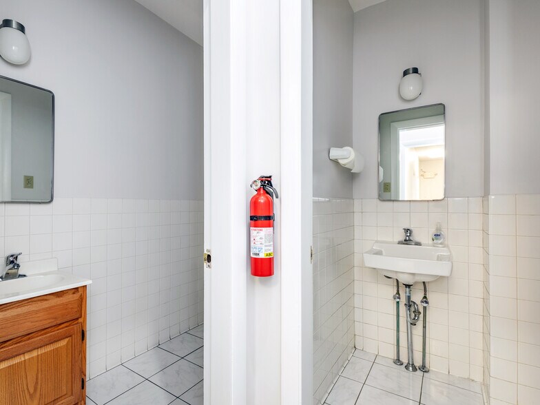 More Photos Of 9 Bryan Hall Plz, Washington Depot Bank For Lease