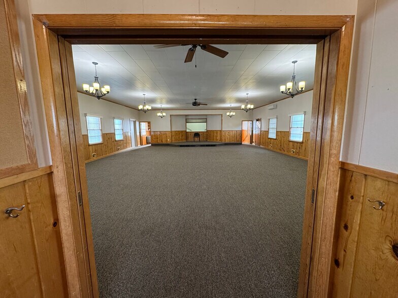 More Photos Of 402 S 7th St E, Riverton Flex For Sale