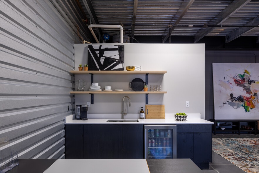 More Photos Of 5705-5765 Stables Way, Alpharetta Showroom For Lease