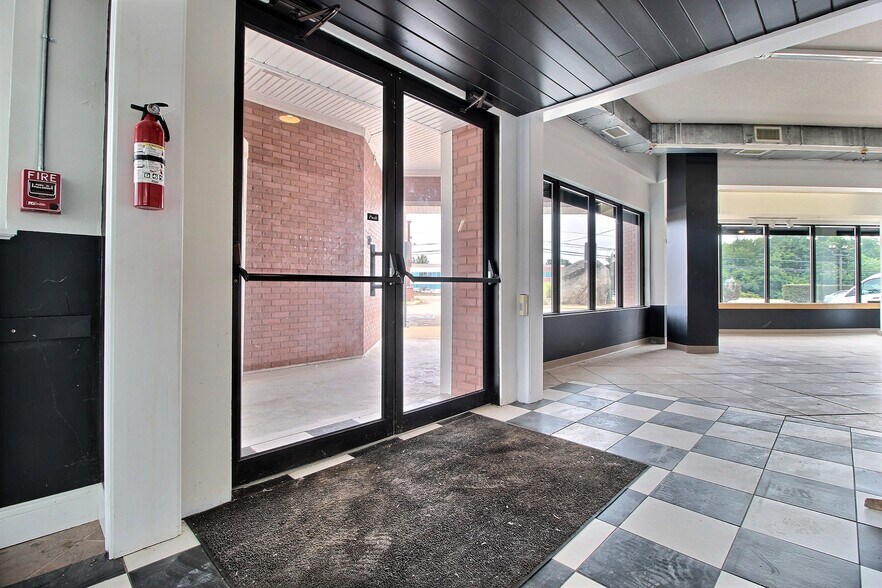 More Photos Of 267 Post Rd, Westerly General Retail For Lease