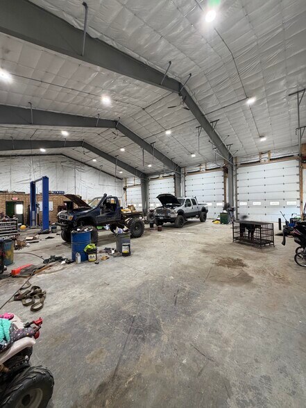 More Photos Of 237 N Bennington Rd, Bennington Flex For Sale