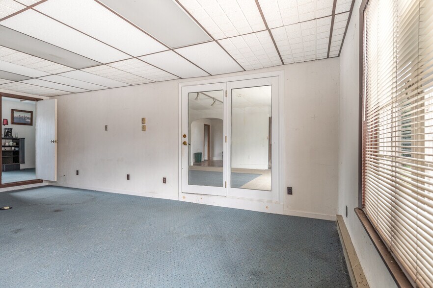 More Photos Of 105 Hartford Tpke, Shrewsbury Office Residential For Sale