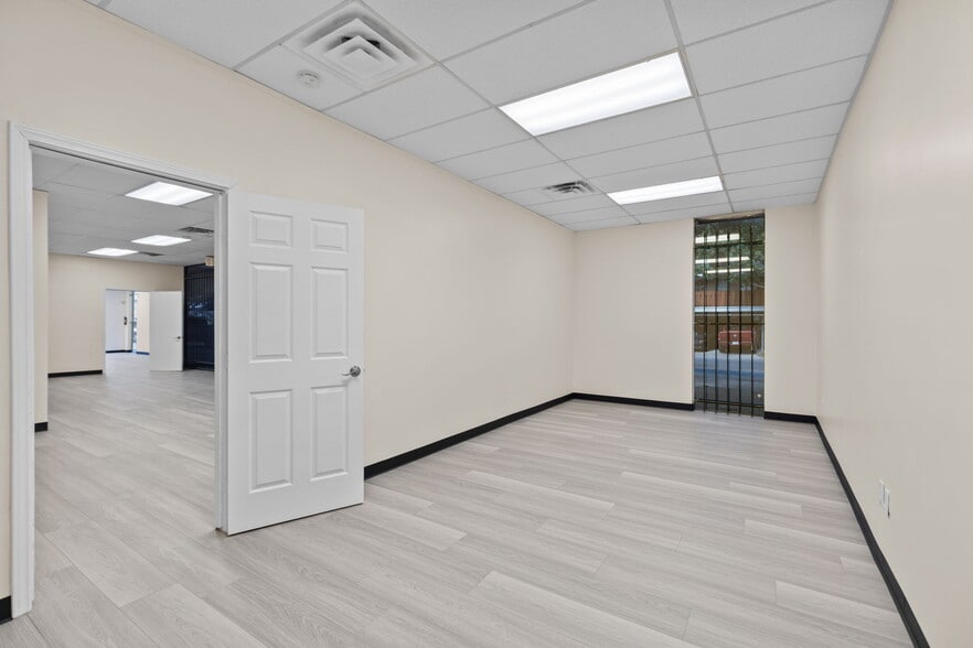 More Photos Of 6301-6335 Ashcroft Dr, Houston Showroom For Sale