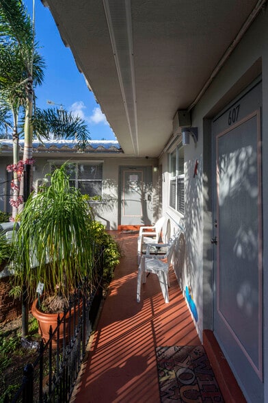 More Photos Of 1743 Wiley St, Hollywood Hotel For Sale