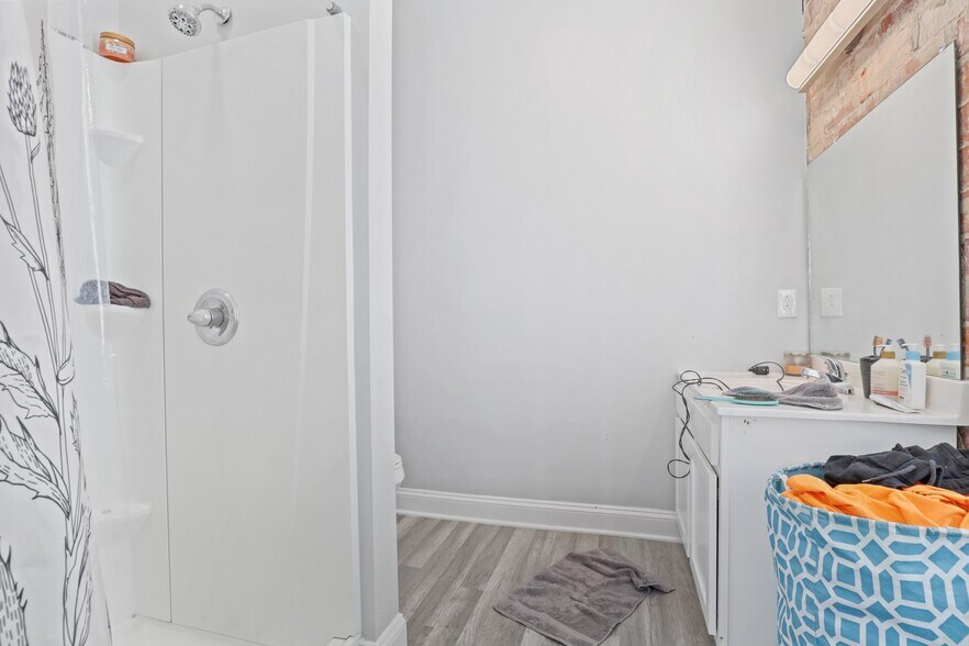 More Photos Of 14 W Depot St, Pataskala Showroom For Sale