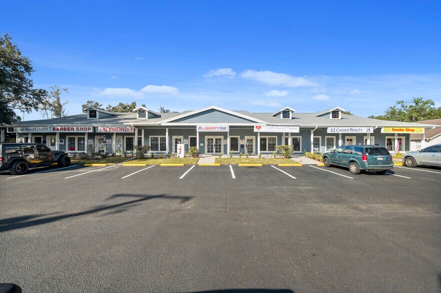 More Photos Of 104-118 E Bloomingdale Ave, Brandon Storefront Retail Office For Lease