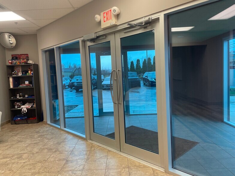 More Photos Of 1040 Champlain St, Dieppe Storefront Retail Office For Lease